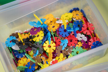 Box with insertable circular plastic parts.
