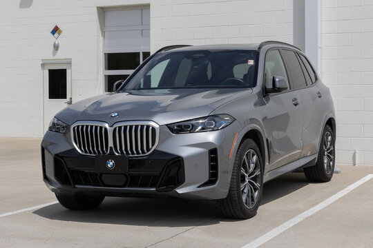 BMW X5 xDrive40i AWD SUV display at a dealership. BMW offers the X5 with a 3.0L I6 DOHC engine. MY:2025