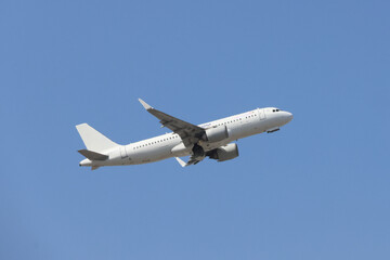 福岡の空に浮かぶ白い機体