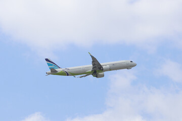 街と海を背に、飛行機は舞い上がる
