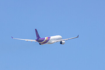 青空へ飛び立つ福岡空港