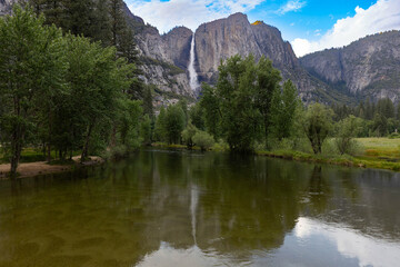 Obraz premium Reflection of Yosemite Falls at Yosemite National Park
