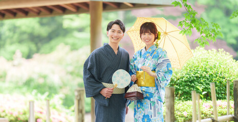 浴衣で日本庭園を散歩する浴衣カップル