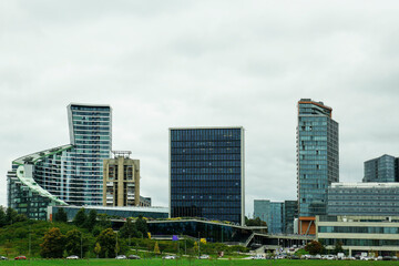Obraz premium View of modern skyscrapers in city on cloudy day