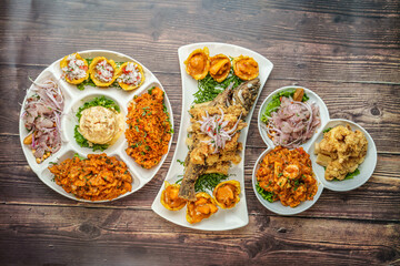 mesa con platos de comida marina