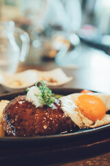 目玉焼きののったハンバーグランチ