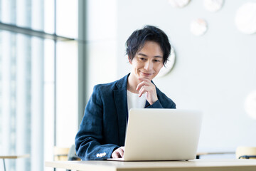 オフィスで働くエンジニア　撮影協力:スカパー東京メディアセンター