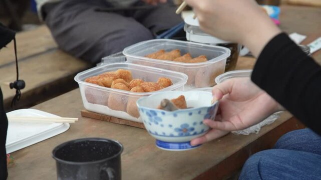 食事をする様子