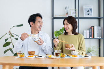 食事をするミドルの夫婦