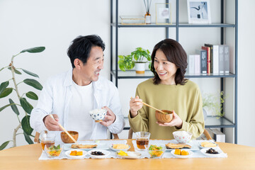 食事をするミドルの夫婦