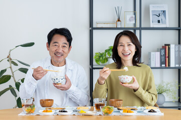 食事をするミドルの夫婦