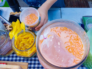 (Lot Chong Singapore) Thai desserts that are popularly eaten and sold in markets throughout Thailand (clear photos of specific areas)