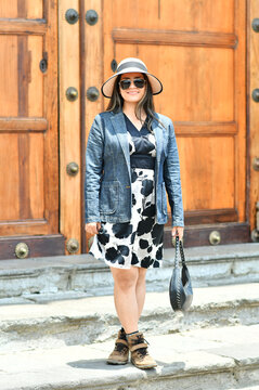 Chica Joven y Bella frente a la entrada principal de la Catedral de San Jos&eacute; en Antigua Guatemala. Chica viajera de paseo por Guatemala. Toma vertical