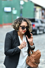 Mujer joven adulta atendiendo una llamada por teléfono para resolver asuntos de negocios.