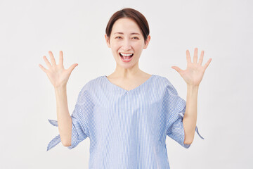 女性　ミドルエイジ　笑顔でびっくりする　白背景