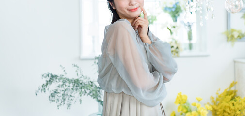 ワンピースを着た女性