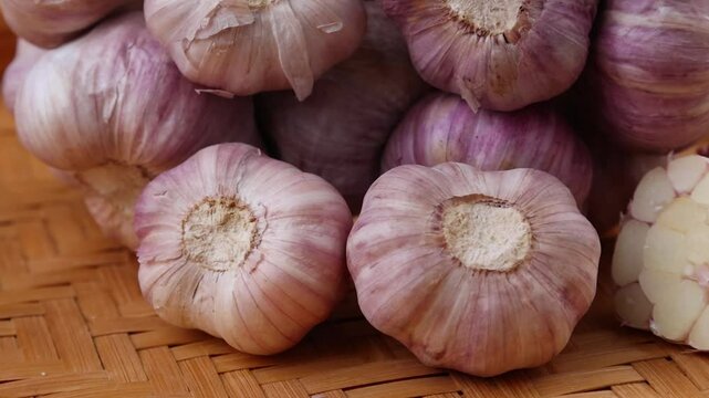 Dried garlic in a basket	
