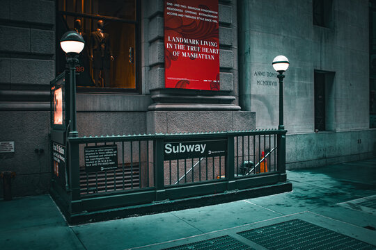 New York, USA. 11 10 2019. Escaleras de acceso al metro de Nueva York. Entrada al metro  Broad Street Station, junto al n&uacute;mero 35 de Broad Street.