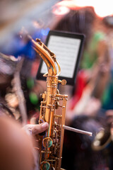 Obraz premium Cigarrete on saxophone of carnival band musician in Rio de Janeiro