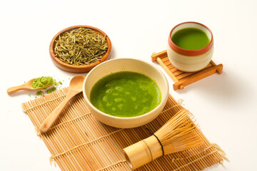 Premium Japanese Matcha
Crafted from tender, handpicked tea leaves and stone-ground using traditional Japanese techniques. Delicately aromatic, perfectly balanced in every sip.
Elegant in its simplั