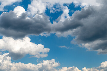 Obraz premium Dramatic sky with dark and light clouds against vibrant blue