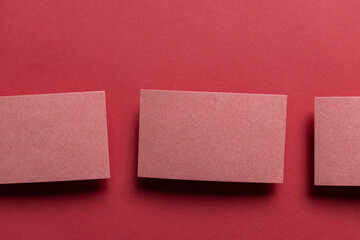 赤背景にピンクのカード	