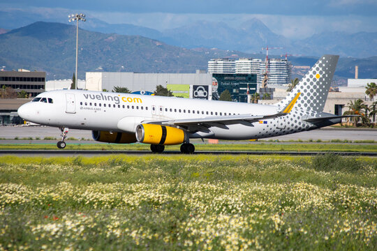 Avi&oacute;n de l&iacute;nea Airbus A320 232 de la aerol&iacute;nea Vueling Airlines aterrizando en el aeropuerto de M&aacute;laga con reversa y con matr&iacute;cula EC-ODL.