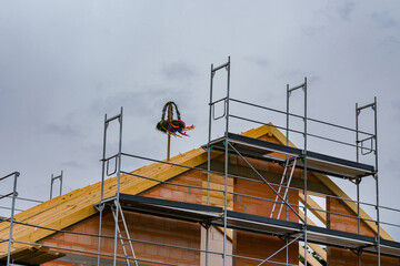 Fototapeta premium Construction site featuring roof finishing with decorative wreath