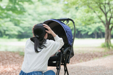 ベビーカーと育児に悩む母親