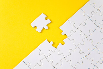 Obraz premium jigsaw puzzle pieces on yellow background 