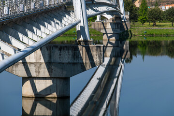 Naklejka premium bridge and reflection on the calm lake