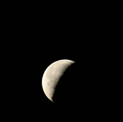 Prawdziwy księżyc na niebie świeci nocą © Paweł Kacperek