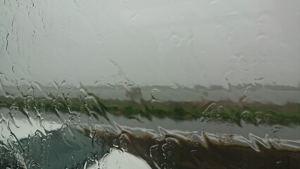 雨の日の車の窓