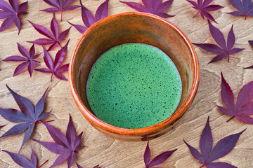 日本の茶道　茶碗と抹茶　日本の秋のイメージで　Japanese tea ceremony　(Chado) : Tea bowl and matcha  (green tea), with the image of autumn in Japan