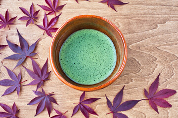日本の茶道　茶碗と抹茶　日本の秋のイメージで　コピースペースあり　Japanese tea ceremony　(Chado) : Tea bowl and matcha  (green tea), with the image of autumn in Japan,copy space available　
