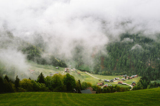 Wolken und Nebel in einem Tal in den Bergen