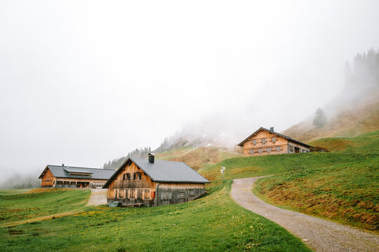 Alm im Gro&szlig;en Walsertal bei Wolken und Nebel