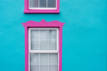 Pink & Türkis Hausfassade Farbige Hauswand mit Fenster