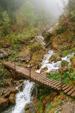 Br&uuml;cke &uuml;ber kleinen Wasserfall im Wald