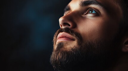 Obraz premium Man looking upward