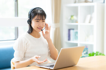 部屋で勉強をする大学生の女性