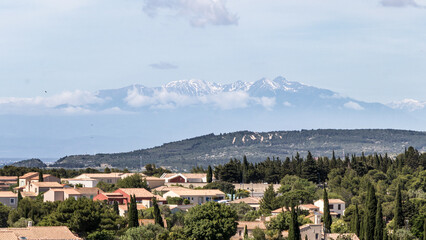 Les dernières neiges sur le Mont Canigou au mois de mai 2025 . Vue depuis Leucate village.