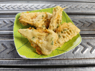 Flour fried tempeh looks very delicious and savory.
