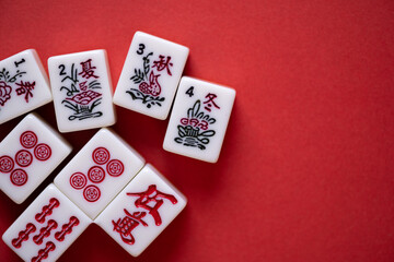 赤背景に並ぶ赤色のマージャン牌