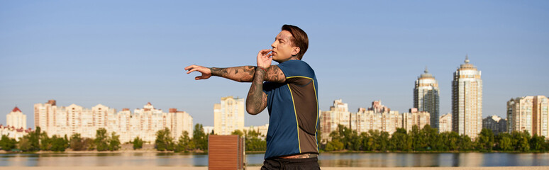 Obraz premium Handsome young man enjoys a refreshing walk by the waterfront on a sunny day