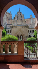 Palacio histórico con jardines, imagen turística y cultural.