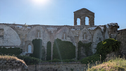 Vista frontal de ruinas históricas antiguas con cielo despejado, ideal para arqueología y...