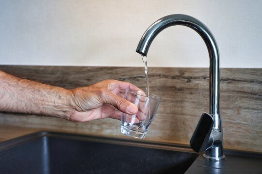 Eau du robinet, remplissage d'un verre d'eau au robinet