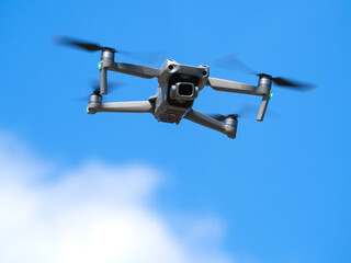 Mały dron z kamerą