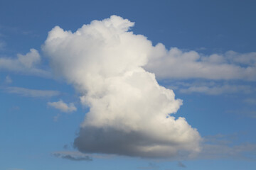 Obraz premium A solitary cloud against a bright sky background as a symbol of solitude, contemplation, and inner freedom.
